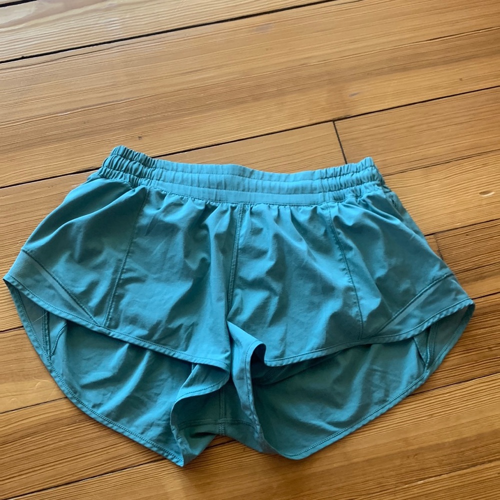 Lululemon hotty hot low rise 2.5” shorts size 8